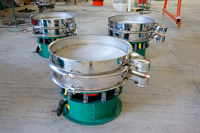 玉米淀粉振動篩分機的特點：產品的振動頻率高，振幅大，可篩分物料比較廣泛，采用304不銹鋼材質，對于物料篩分有一定的優勢。