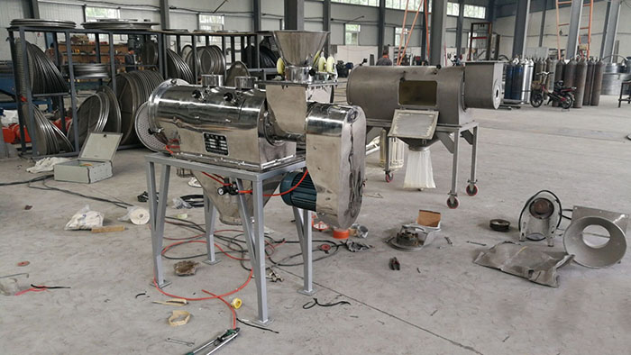 氣旋篩分機的特點：全不銹鋼材質(zhì)選擇，使用壽命更加長久，防腐蝕，防酸堿性強。