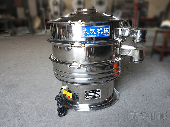 醫(yī)藥振動(dòng)篩主要采用的是304不銹鋼振動(dòng)篩，優(yōu)勢(shì)：設(shè)備干凈衛(wèi)生，不易生銹，使用壽命長久，經(jīng)久耐用。